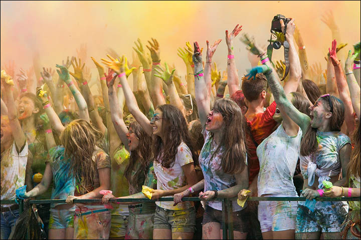 Siberians show their true colours in paint festival