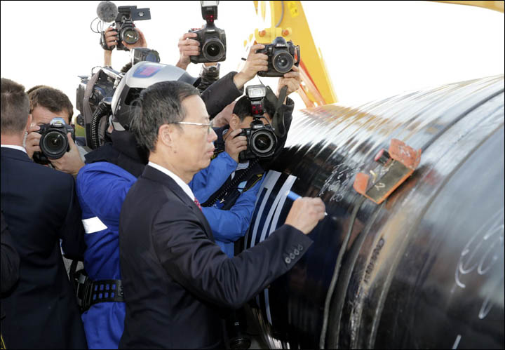 Zhang Gaoli puts his signature