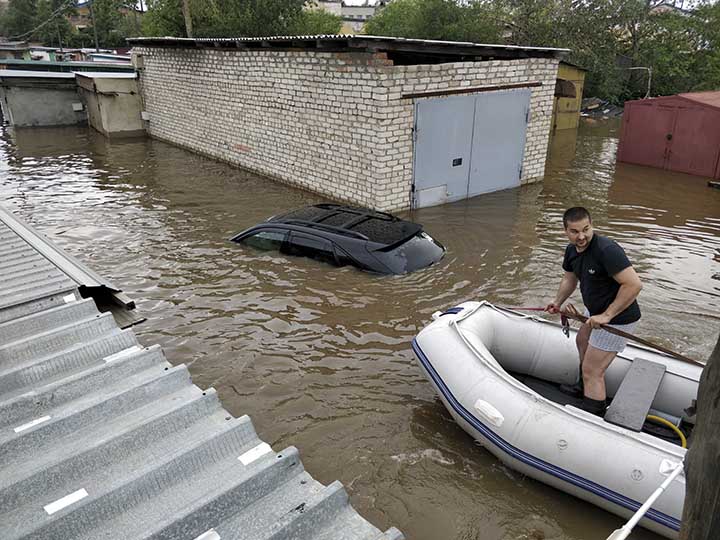 Attempt to rescue flooded cars