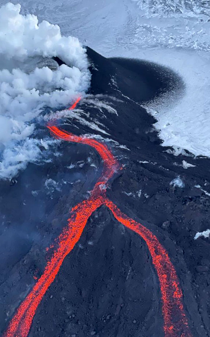 Spectacular footage records the formation of new second cone on highest active volcano in Eurasia