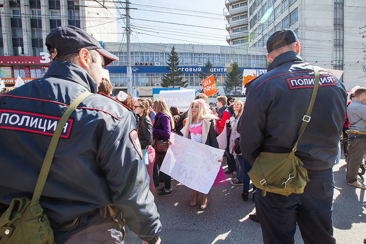 'Monstration' leader detained by police special forces.