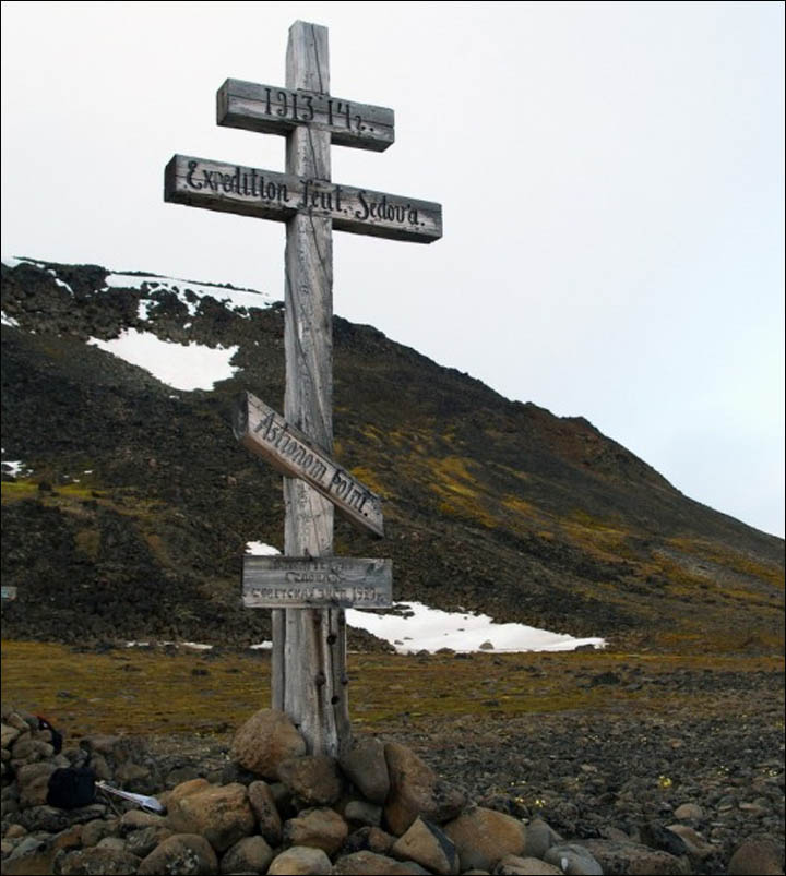 Cross on Sedov's grave