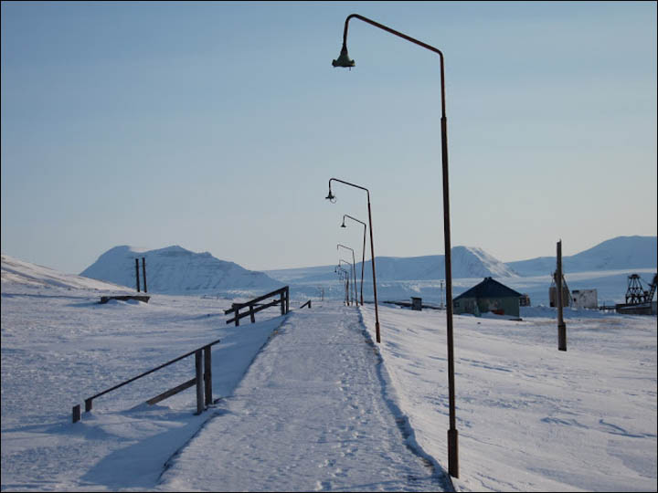 Empty streets of Pyramida settlement