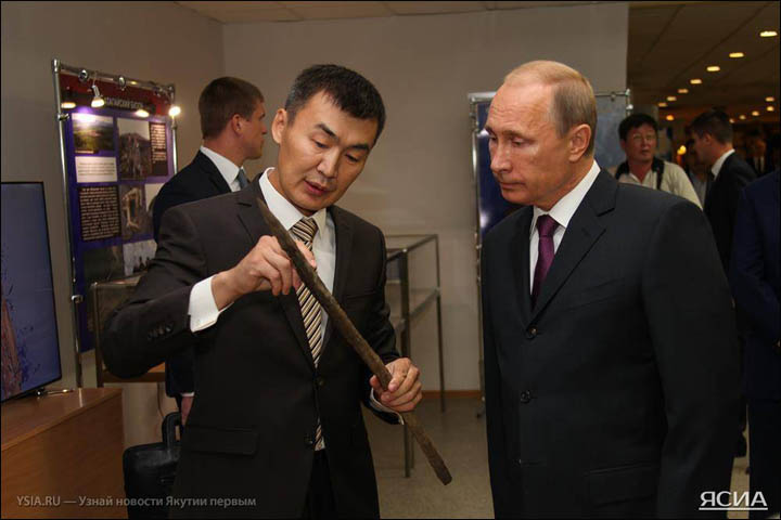 Semyon Grigoryev shows the spear to Putin