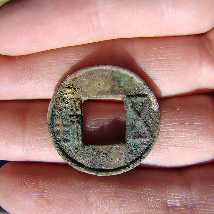 Archeologist in awe at 2,100 year old iPhone-like belt buckle unearthed in Atlantis grave in Tuva
