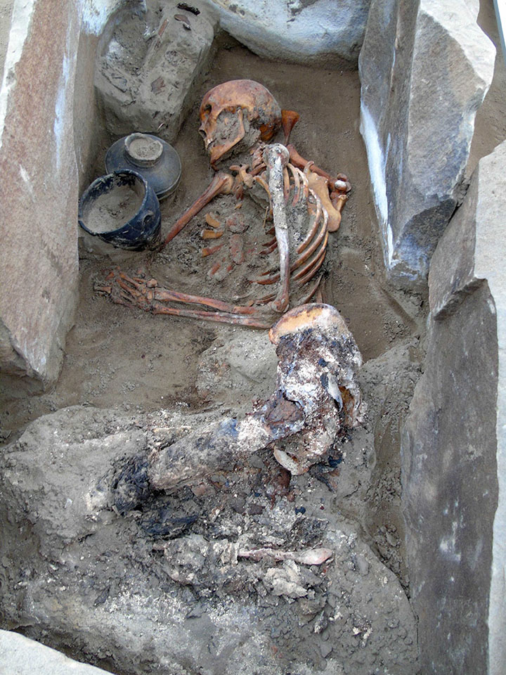 Archeologist in awe at 2,100 year old iPhone-like belt buckle unearthed in Atlantis grave in Tuva