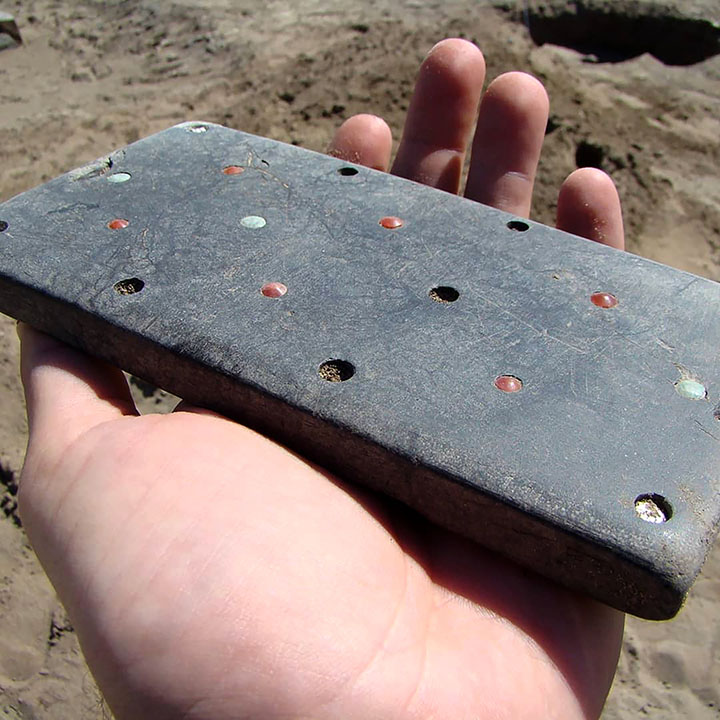 Archeologist in awe at 2,100 year old iPhone-like belt buckle unearthed in Atlantis grave in Tuva