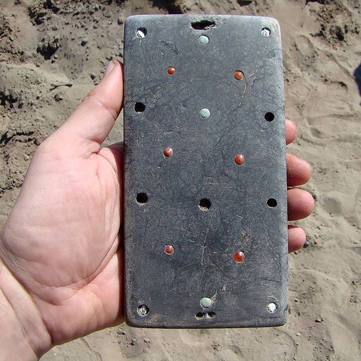 Archeologist in awe at 2,100 year old iPhone-like belt buckle unearthed in Atlantis grave in Tuva