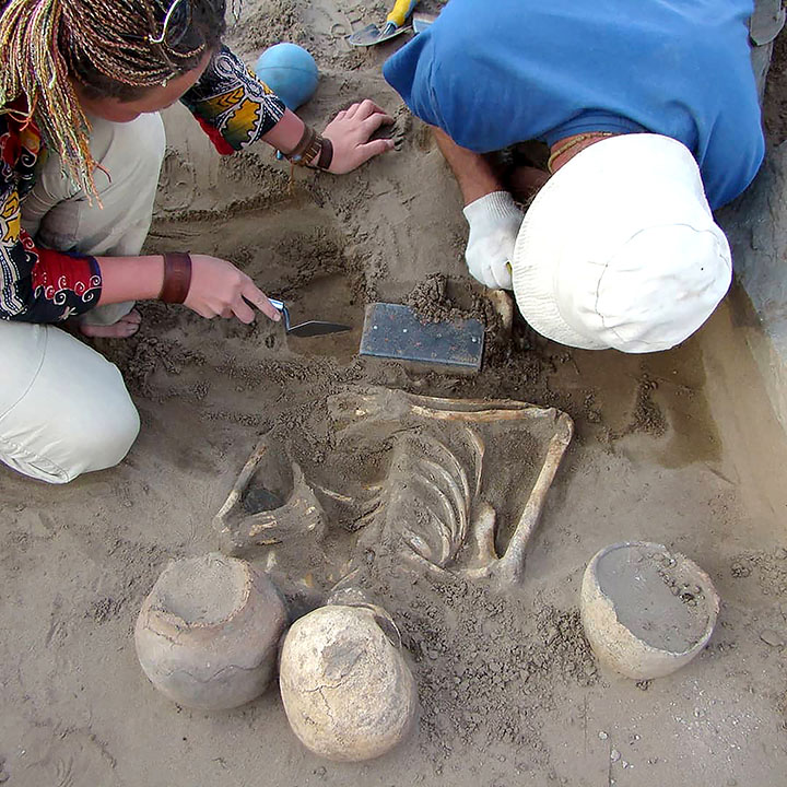 Archeologist in awe at 2,100 year old iPhone-like belt buckle unearthed in Atlantis grave in Tuva