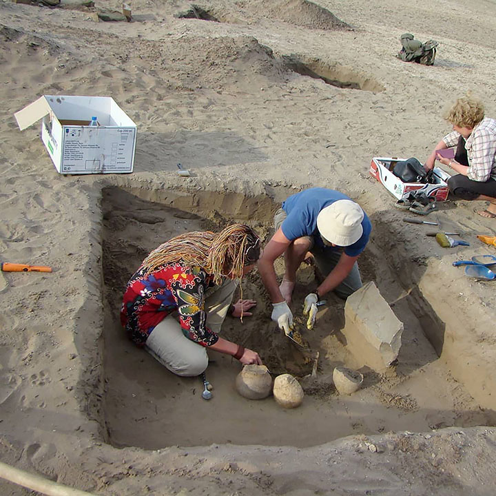 Archeologist in awe at 2,100 year old iPhone-like belt buckle unearthed in Atlantis grave in Tuva