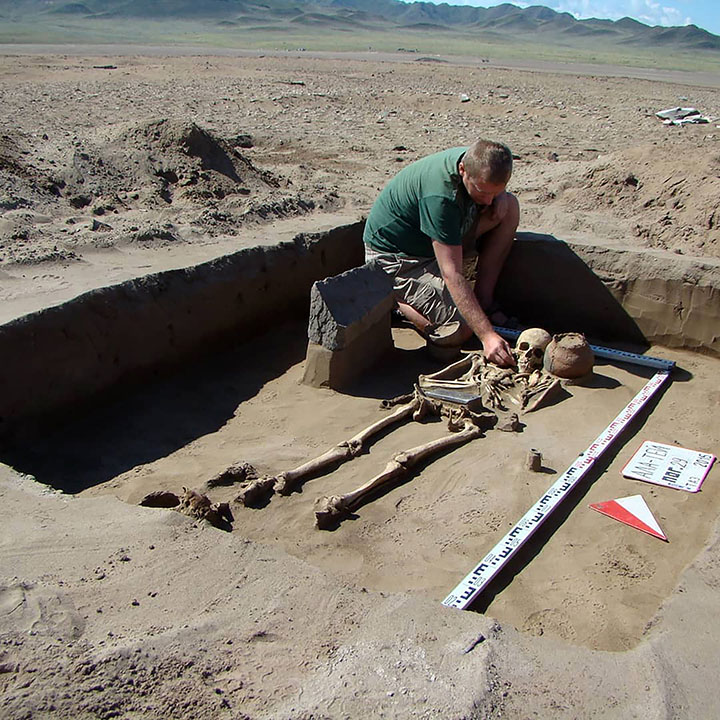 Archeologist in awe at 2,100 year old iPhone-like belt buckle unearthed in Atlantis grave in Tuva