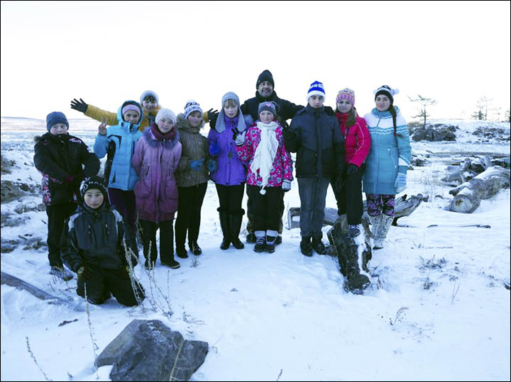 Nicolas Vanier in Vanino with local kids