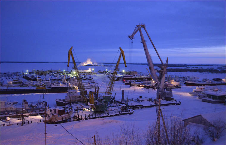 Industrial cranes in Salekhard