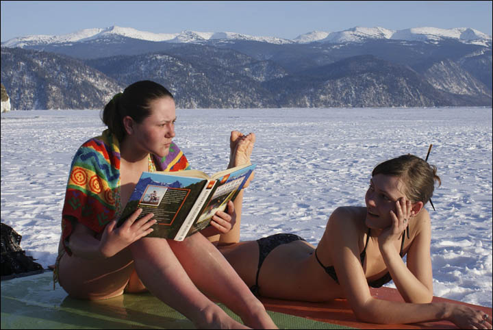 Girls reading the books on the Teletskoye lake