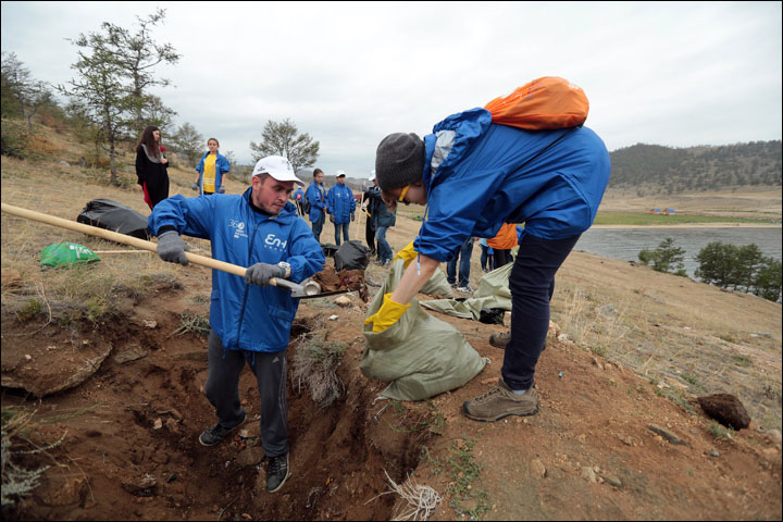 Volunteers clean Baikal shore