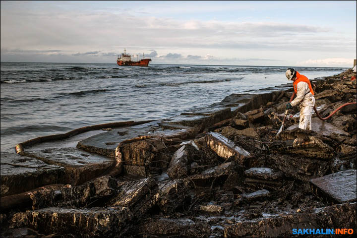 Cleaning oil spill