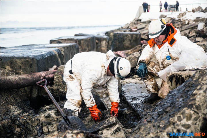 Cleaning oil spill