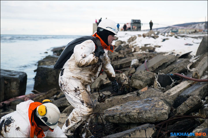 Cleaning oil spill