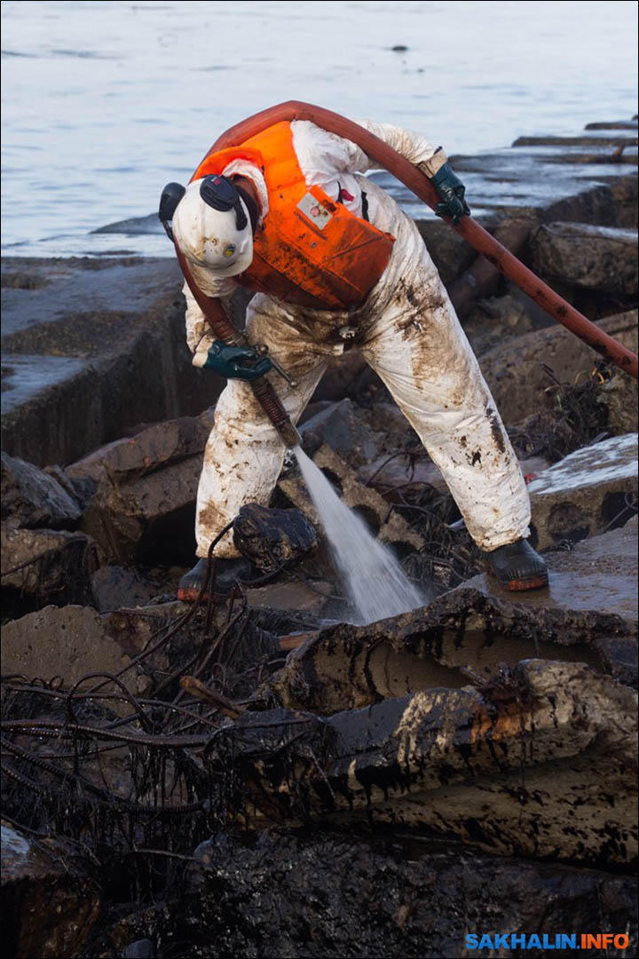 Cleaning oil spill