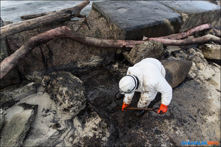 Cleaning oil spill