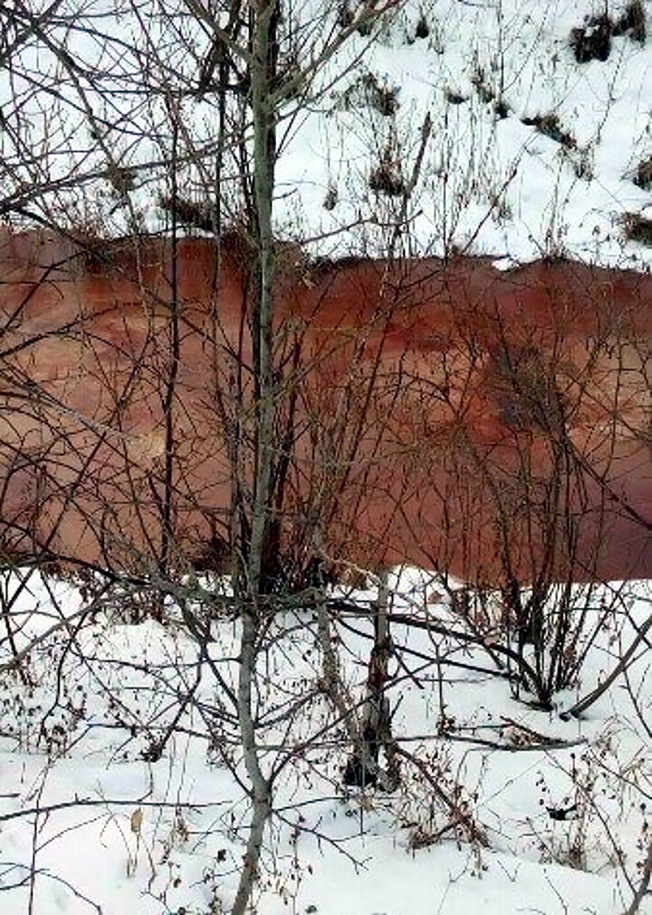 river turns bloody red in Siberia 