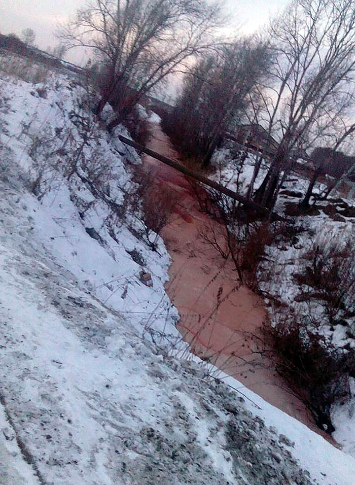 river turns bloody red in Siberia 