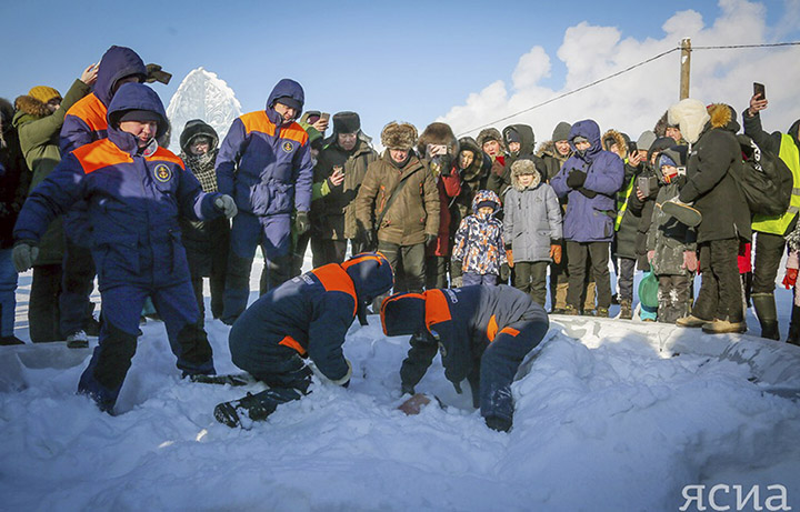 Rescuers dig Oleg out