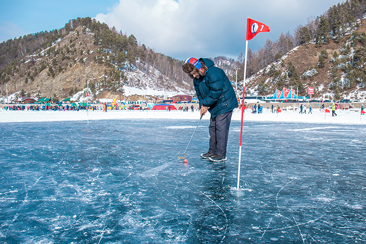 Teeing off for golf contest on frozen surface world’s deepest lake