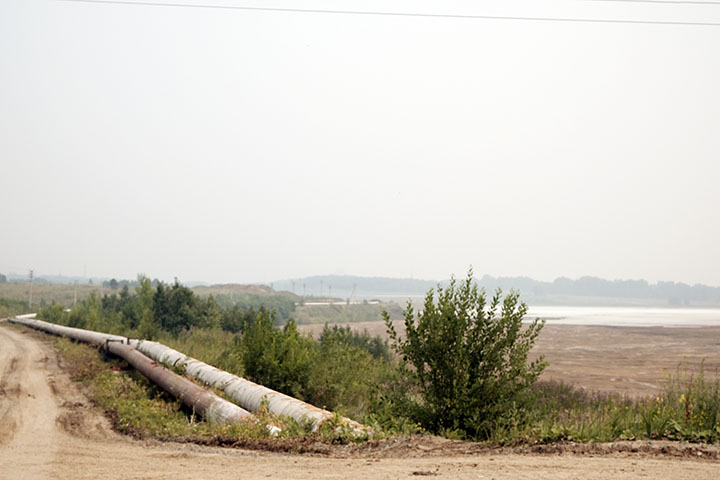 The access to the lake 