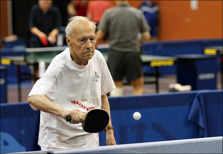 Alexander Kaptarenko plays tennis