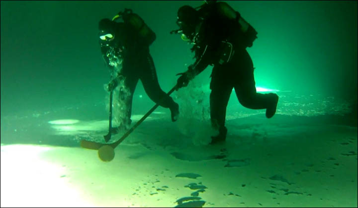 Underwater ice hockey in Kemerovo region